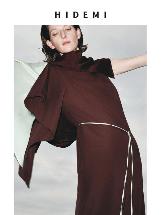 HIDEMI 极简不对称飘袖撞色设计感立裁腰带艺术感缎面连衣裙长裙 勃艮第红拼果绿 商品图3