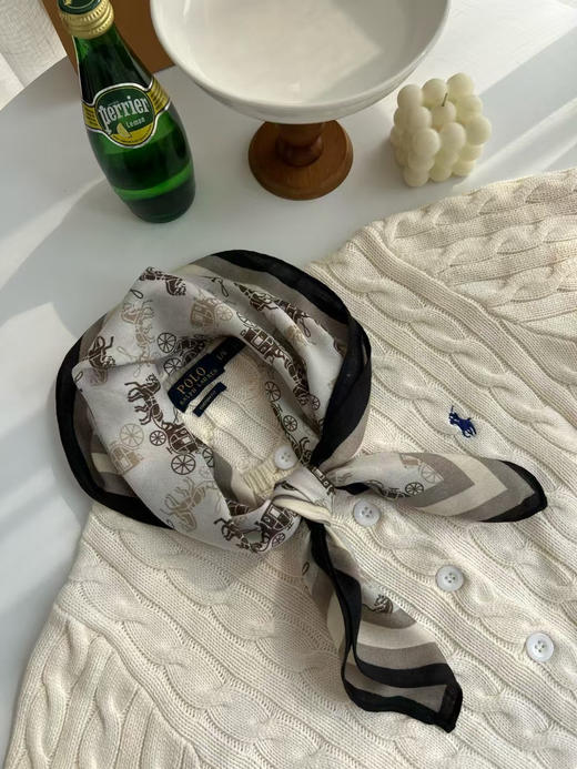 外贸原单蔻驰 2025新款方巾！
经典马车图案给人时尚而稳重~
这个小方巾的配色真的很nice！
适合春秋搭配任何颜色的衣服！
点缀起来效果很好！55% 桑蚕丝 45% 棉
尺寸70×70CM 商品图12