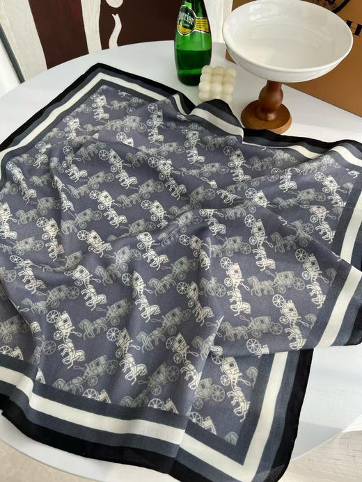 外贸原单蔻驰 2025新款方巾！
经典马车图案给人时尚而稳重~
这个小方巾的配色真的很nice！
适合春秋搭配任何颜色的衣服！
点缀起来效果很好！55% 桑蚕丝 45% 棉
尺寸70×70CM 商品图9