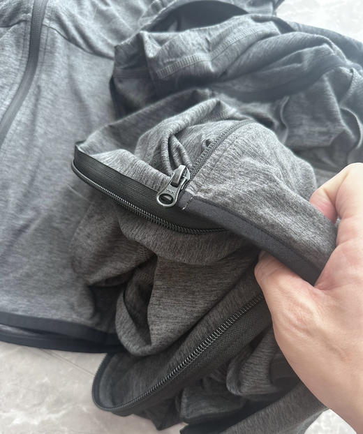 全新正品asics亚瑟士新款弹力速干皮肤衣男士透气夹克外套。剪标销售
尺码M120-140斤 L140-160斤 XL160-180斤
2XL180-200斤 卡码合身拍小 就一个黑灰色 商品图2