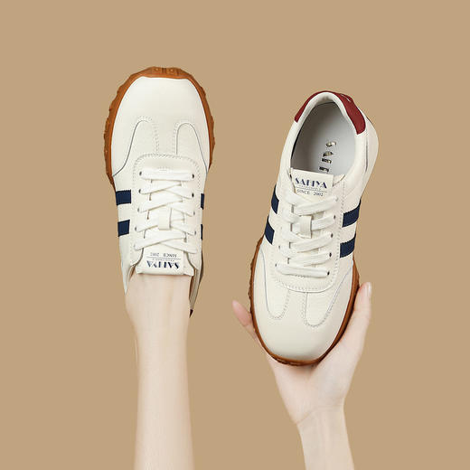 品质好货| Safiya/索菲娅2025学院风厚底运动休闲德训鞋  SF43112792 商品图8