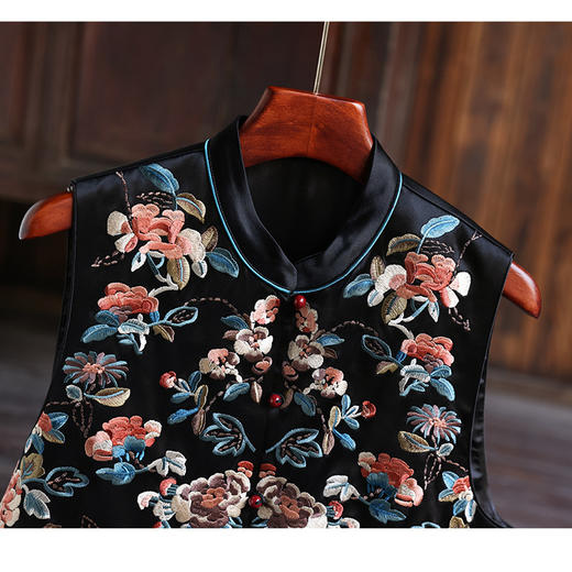 FLZD-6221新款春季新中式盘扣上衣圆领重工刺绣民族风绣花百搭女式马夹 商品图2