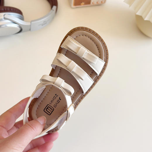 【精致蝴蝶结设计，时尚又可爱】女童露趾魔术贴凉鞋 2025夏季新款 儿童蝴蝶结软底沙滩鞋 中大童鞋子-QQ 商品图3
