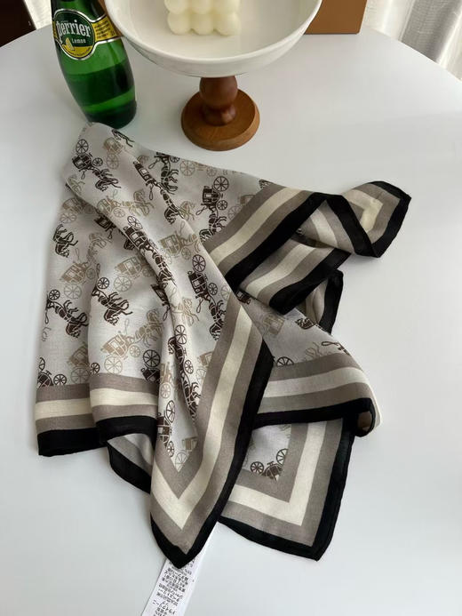 外贸原单蔻驰 2025新款方巾！
经典马车图案给人时尚而稳重~
这个小方巾的配色真的很nice！
适合春秋搭配任何颜色的衣服！
点缀起来效果很好！55% 桑蚕丝 45% 棉
尺寸70×70CM 商品图14