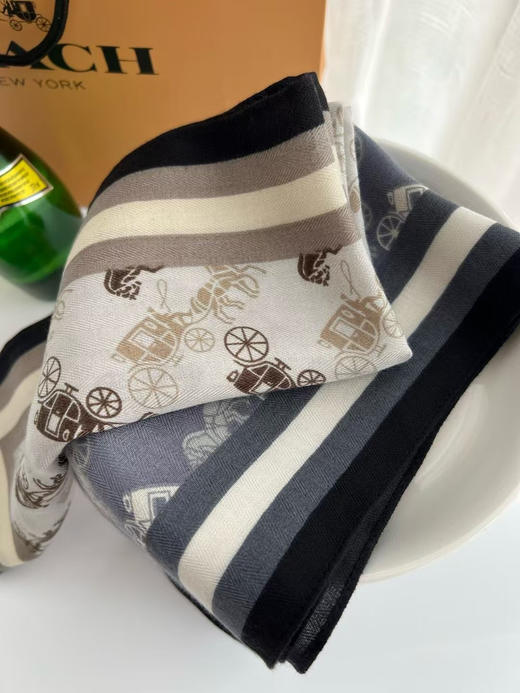 外贸原单蔻驰 2025新款方巾！
经典马车图案给人时尚而稳重~
这个小方巾的配色真的很nice！
适合春秋搭配任何颜色的衣服！
点缀起来效果很好！55% 桑蚕丝 45% 棉
尺寸70×70CM 商品图7