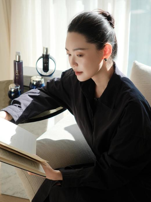 【HR赫莲娜皇家黑珍珠3件套】配礼袋!内含:赫莲娜黑珍珠面霜50ml+赫莲娜黑珍珠眼霜15ml+赫莲娜黑珍珠爽肤水200ml十送按摩棒两支 能够深层补水，修复肌肤屏障;质地非常莹润 商品图5