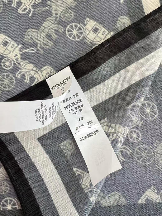 外贸原单蔻驰 2025新款方巾！
经典马车图案给人时尚而稳重~
这个小方巾的配色真的很nice！
适合春秋搭配任何颜色的衣服！
点缀起来效果很好！55% 桑蚕丝 45% 棉
尺寸70×70CM 商品图11