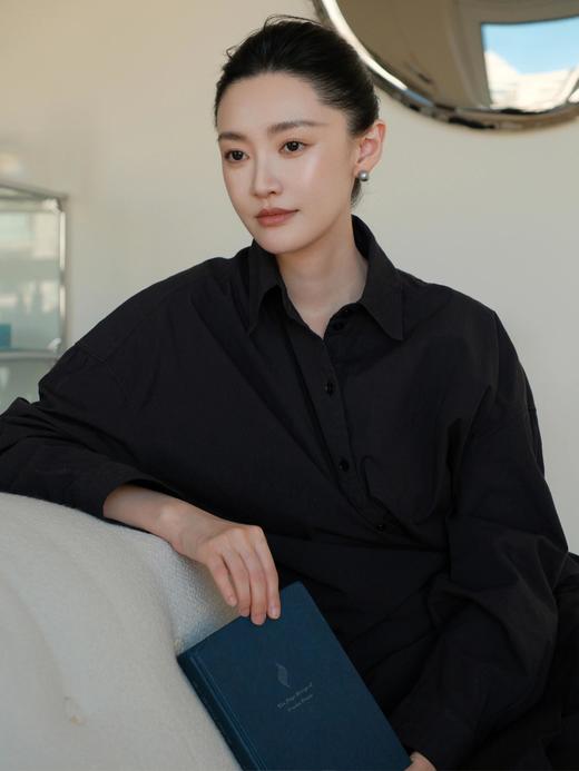 【HR赫莲娜皇家黑珍珠3件套】配礼袋!内含:赫莲娜黑珍珠面霜50ml+赫莲娜黑珍珠眼霜15ml+赫莲娜黑珍珠爽肤水200ml十送按摩棒两支 能够深层补水，修复肌肤屏障;质地非常莹润 商品图3