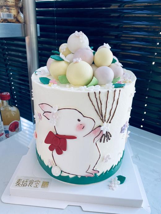 气球兔子蛋糕(翻糖款)，注：内有支柱 6寸，水果夹心(三层水果+三层胚子) 商品图0