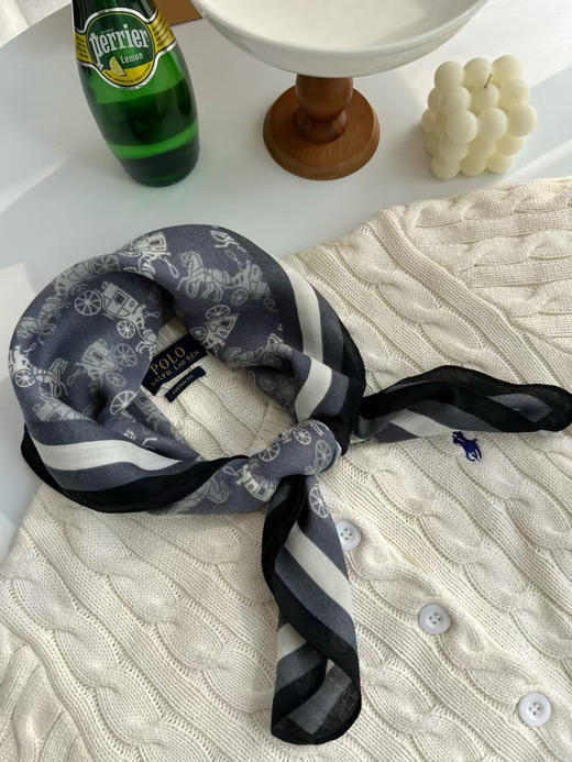 外贸原单蔻驰 2025新款方巾！
经典马车图案给人时尚而稳重~
这个小方巾的配色真的很nice！
适合春秋搭配任何颜色的衣服！
点缀起来效果很好！55% 桑蚕丝 45% 棉
尺寸70×70CM 商品图8