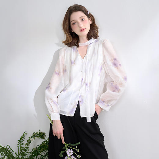 西遇法式v领衬衫女春夏新款宽松灯笼袖系带晕染碎花上衣D0050464 商品图1
