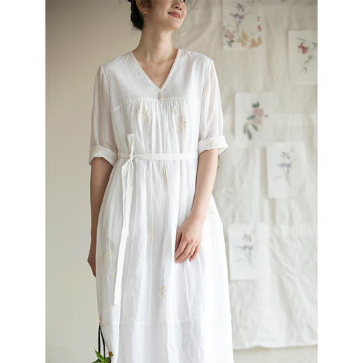 牧衣游原创 机绣炒色苎麻连衣裙新款显瘦V领七分袖宽松长裙 照水 商品图2