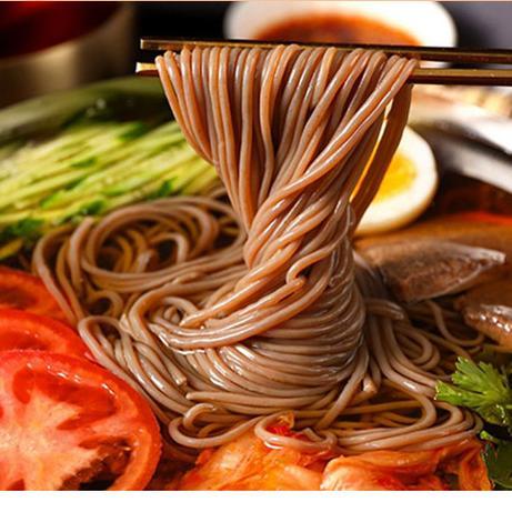 黑麦荞麦半干面 | 70%黑麦+30%荞麦 每百克的脂肪含量仅为0克 半干面适合多种烹饪方式 口感劲道爽滑 Q弹有嚼劲 一次一袋分量足 商品图5