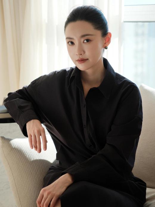 【HR赫莲娜皇家黑珍珠3件套】配礼袋!内含:赫莲娜黑珍珠面霜50ml+赫莲娜黑珍珠眼霜15ml+赫莲娜黑珍珠爽肤水200ml十送按摩棒两支 能够深层补水，修复肌肤屏障;质地非常莹润 商品图4