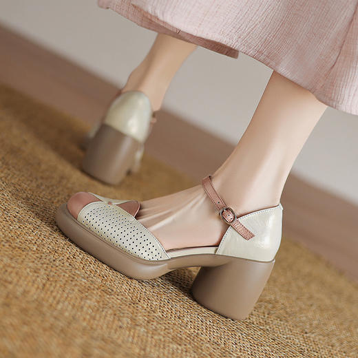 【预售5天】舒适柔软拼色厚底高跟凉鞋，包头镂空粗跟休闲一字扣罗马鞋ASZ&5-698 商品图0
