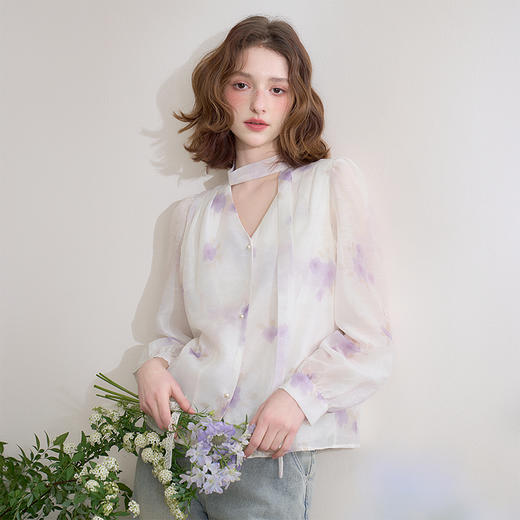 西遇法式v领衬衫女春夏新款宽松灯笼袖系带晕染碎花上衣D0050464 商品图3