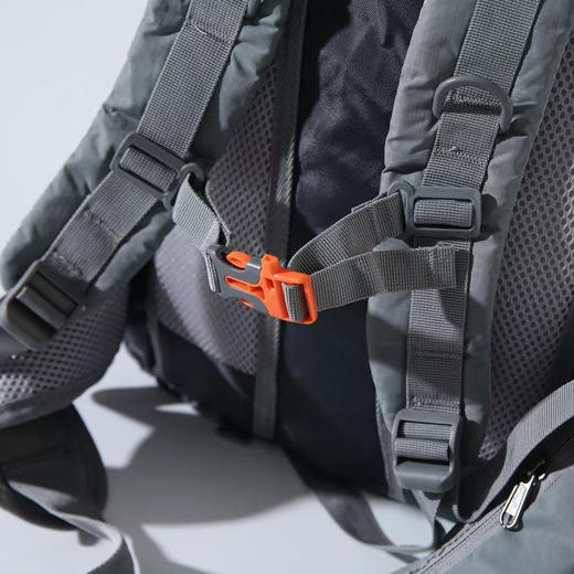 正品瑞士户外大咖猛犸象，外网💲179.95美刀，3D减压背板反光logo休闲健身书包背包户外双肩包
颜色：黑色，绿色，灰色 商品图9