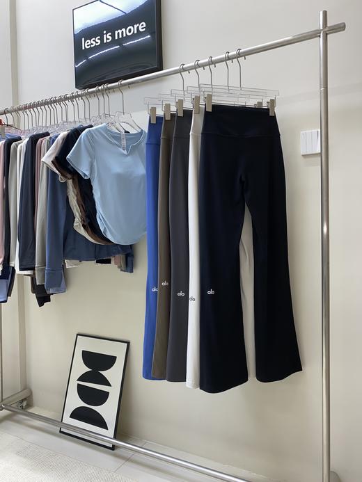 点此购买 Alo女士Yoga腿标喇叭瑜伽裤 my 312902 商品图13