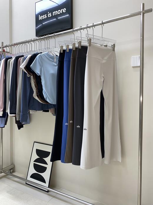 点此购买 Alo女士Yoga腿标喇叭瑜伽裤 my 312902 商品图12