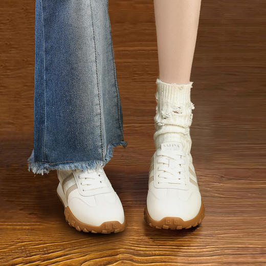 品质好货| Safiya/索菲娅2025学院风厚底运动休闲德训鞋  SF43112792 商品图2