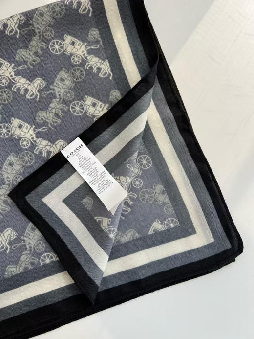 外贸原单蔻驰 2025新款方巾！
经典马车图案给人时尚而稳重~
这个小方巾的配色真的很nice！
适合春秋搭配任何颜色的衣服！
点缀起来效果很好！55% 桑蚕丝 45% 棉
尺寸70×70CM 商品图10