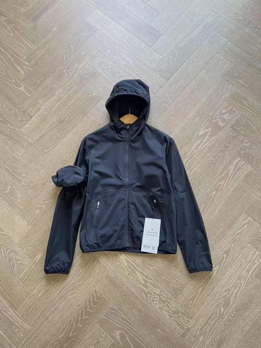 原单正品露露女款户外越野跑步自收纳轻量化皮肤衣，每件都有收纳包可拆卸。原价 1280，只有4 码。 商品图1