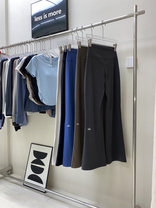 点此购买 Alo女士Yoga腿标喇叭瑜伽裤 my 312902 商品图11