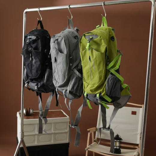 正品瑞士户外大咖猛犸象，外网💲179.95美刀，3D减压背板反光logo休闲健身书包背包户外双肩包
颜色：黑色，绿色，灰色 商品图1