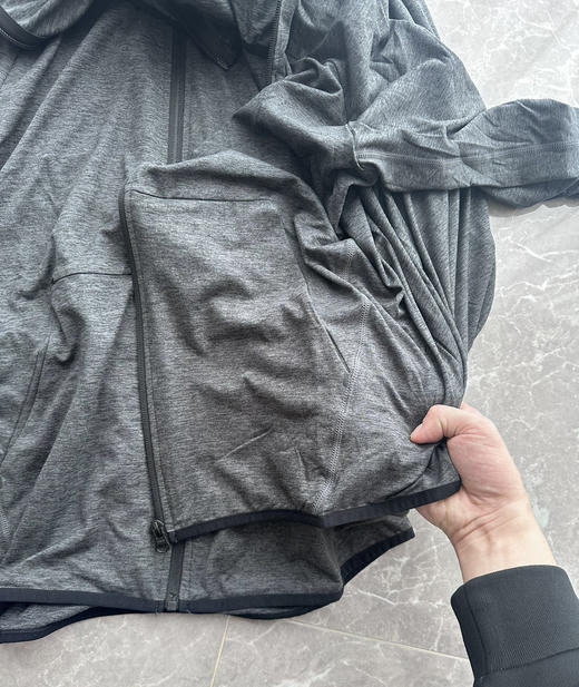 全新正品asics亚瑟士新款弹力速干皮肤衣男士透气夹克外套。剪标销售
尺码M120-140斤 L140-160斤 XL160-180斤
2XL180-200斤 卡码合身拍小 就一个黑灰色 商品图4