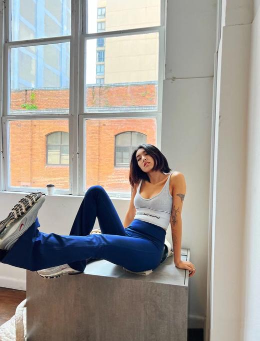 点此购买 Alo女士Yoga腿标喇叭瑜伽裤 my 312902 商品图4