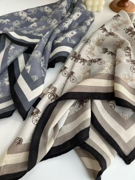 外贸原单蔻驰 2025新款方巾！
经典马车图案给人时尚而稳重~
这个小方巾的配色真的很nice！
适合春秋搭配任何颜色的衣服！
点缀起来效果很好！55% 桑蚕丝 45% 棉
尺寸70×70CM 商品图5