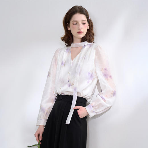 西遇法式v领衬衫女春夏新款宽松灯笼袖系带晕染碎花上衣D0050464 商品图0