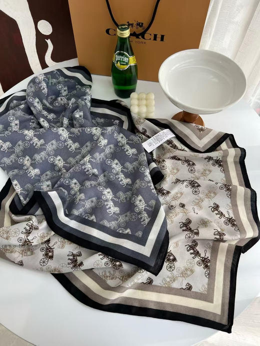 外贸原单蔻驰 2025新款方巾！
经典马车图案给人时尚而稳重~
这个小方巾的配色真的很nice！
适合春秋搭配任何颜色的衣服！
点缀起来效果很好！55% 桑蚕丝 45% 棉
尺寸70×70CM 商品图2