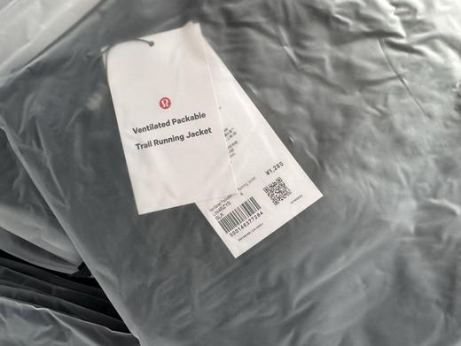 原单正品露露女款户外越野跑步自收纳轻量化皮肤衣，每件都有收纳包可拆卸。原价 1280，只有4 码。 商品图13
