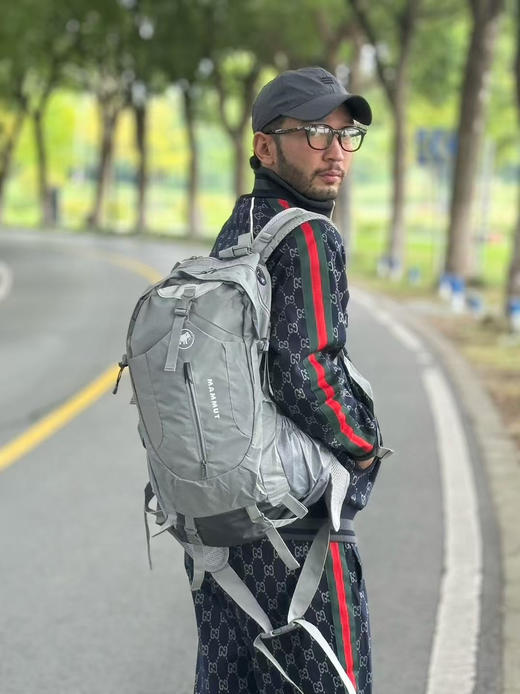 正品瑞士户外大咖猛犸象，外网💲179.95美刀，3D减压背板反光logo休闲健身书包背包户外双肩包
颜色：黑色，绿色，灰色 商品图11