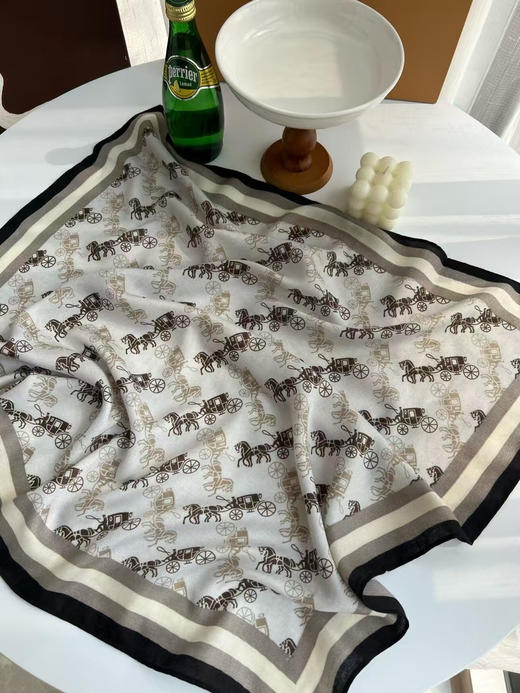 外贸原单蔻驰 2025新款方巾！
经典马车图案给人时尚而稳重~
这个小方巾的配色真的很nice！
适合春秋搭配任何颜色的衣服！
点缀起来效果很好！55% 桑蚕丝 45% 棉
尺寸70×70CM 商品图13