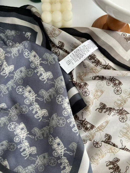 外贸原单蔻驰 2025新款方巾！
经典马车图案给人时尚而稳重~
这个小方巾的配色真的很nice！
适合春秋搭配任何颜色的衣服！
点缀起来效果很好！55% 桑蚕丝 45% 棉
尺寸70×70CM 商品图6