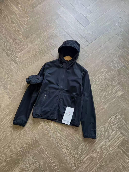 原单正品露露女款户外越野跑步自收纳轻量化皮肤衣，每件都有收纳包可拆卸。原价 1280，只有4 码。 商品图2