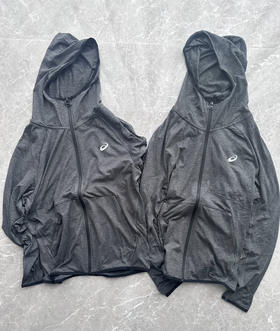 全新正品asics亚瑟士新款弹力速干皮肤衣男士透气夹克外套。剪标销售
尺码M120-140斤 L140-160斤 XL160-180斤
2XL180-200斤 卡码合身拍小 就一个黑灰色