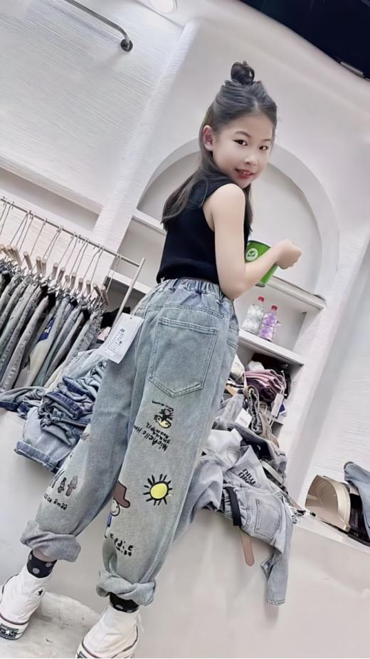 西蒙日记春款涂鸦直筒软牛仔裤·穿出高级感 走哪都像加了ins滤镜📸𝙊𝙊𝙏𝘿 𝙞𝙣韩式轻法💐今年宝宝春装太炸啦💥是哪个宝宝已经美美购入春日新品🥰 商品图1