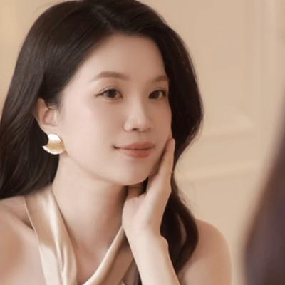 【HR赫莲娜皇家黑珍珠3件套】配礼袋!内含:赫莲娜黑珍珠面霜50ml+赫莲娜黑珍珠眼霜15ml+赫莲娜黑珍珠爽肤水200ml十送按摩棒两支 能够深层补水，修复肌肤屏障;质地非常莹润 商品图1