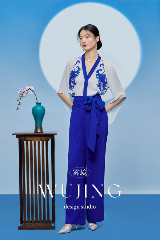 3205043 青花古韵 进口纹理蜂窝缎/韩国进口水晶乔其纱青花瓷定位印花上衣 雾境 商品图3