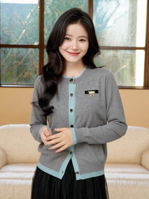 奢姿大码女装2025春季减龄胸针饰品时尚针织衫胖妹妹百搭简约上衣9651621750 商品图0