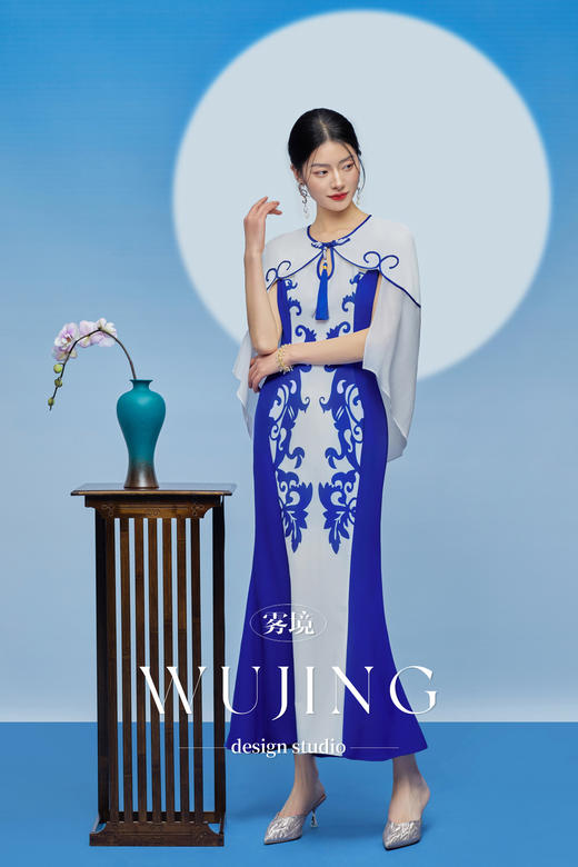 3205042 青花古韵 进口纹理蜂窝缎/韩国进口水晶乔其纱青花瓷定位印花连衣裙 雾境 商品图2