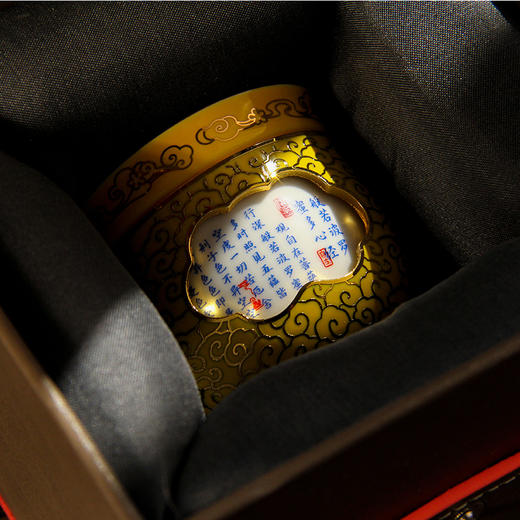 【同心同梦心经转心杯】内杯设计选取了佛教总纲的《心经》，以古代经典茶碗为原型，将金丝珐琅与陶瓷珐琅创意结合，打造可以360度旋转的禅意国风主人杯。 商品图6