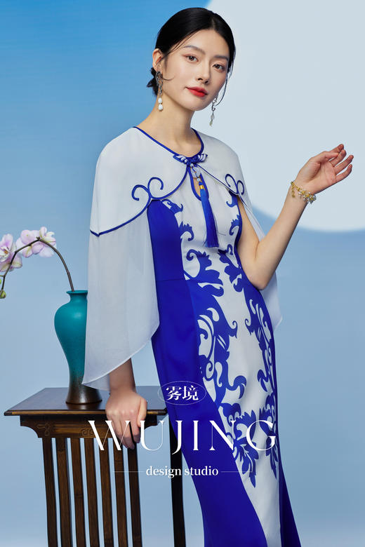 3205042 青花古韵 进口纹理蜂窝缎/韩国进口水晶乔其纱青花瓷定位印花连衣裙 雾境 商品图5