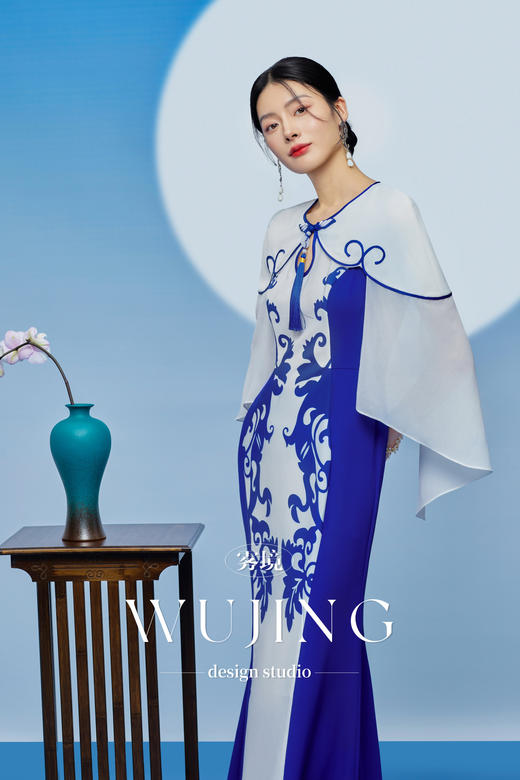 3205042 青花古韵 进口纹理蜂窝缎/韩国进口水晶乔其纱青花瓷定位印花连衣裙 雾境 商品图3