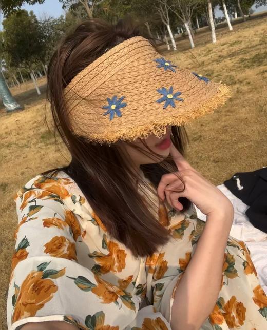 【杏小の屿春日小雏菊空顶帽】 小雏菊元素与帽子设计结合 好东西火速安排上~增添小雏菊元素、清新自然感 毛边的设计，走路时自带仙气~ 商品图3