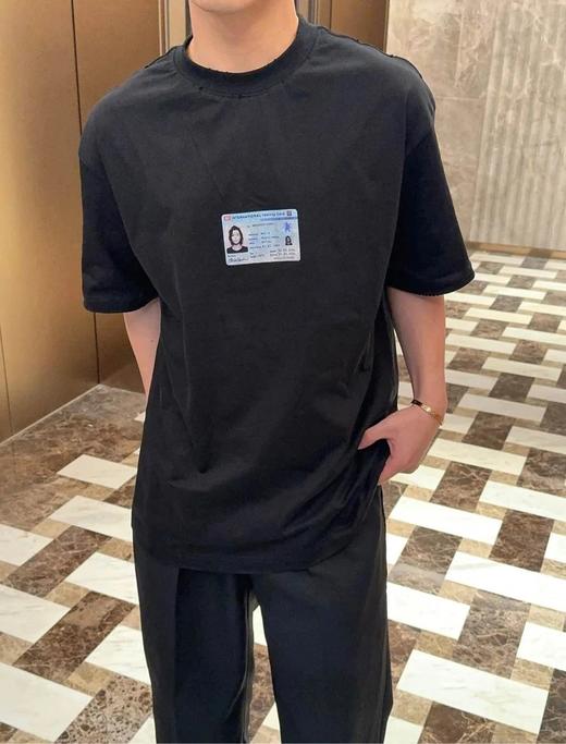 点此购买 巴黎世家夏季男女款美式身份证圆领短袖T恤 md 313237 商品图1