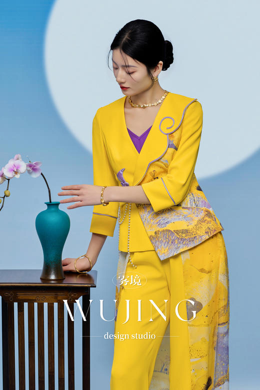 3205065 黄莺凝香 进口纹理蜂窝缎印花外套 雾境 商品图2